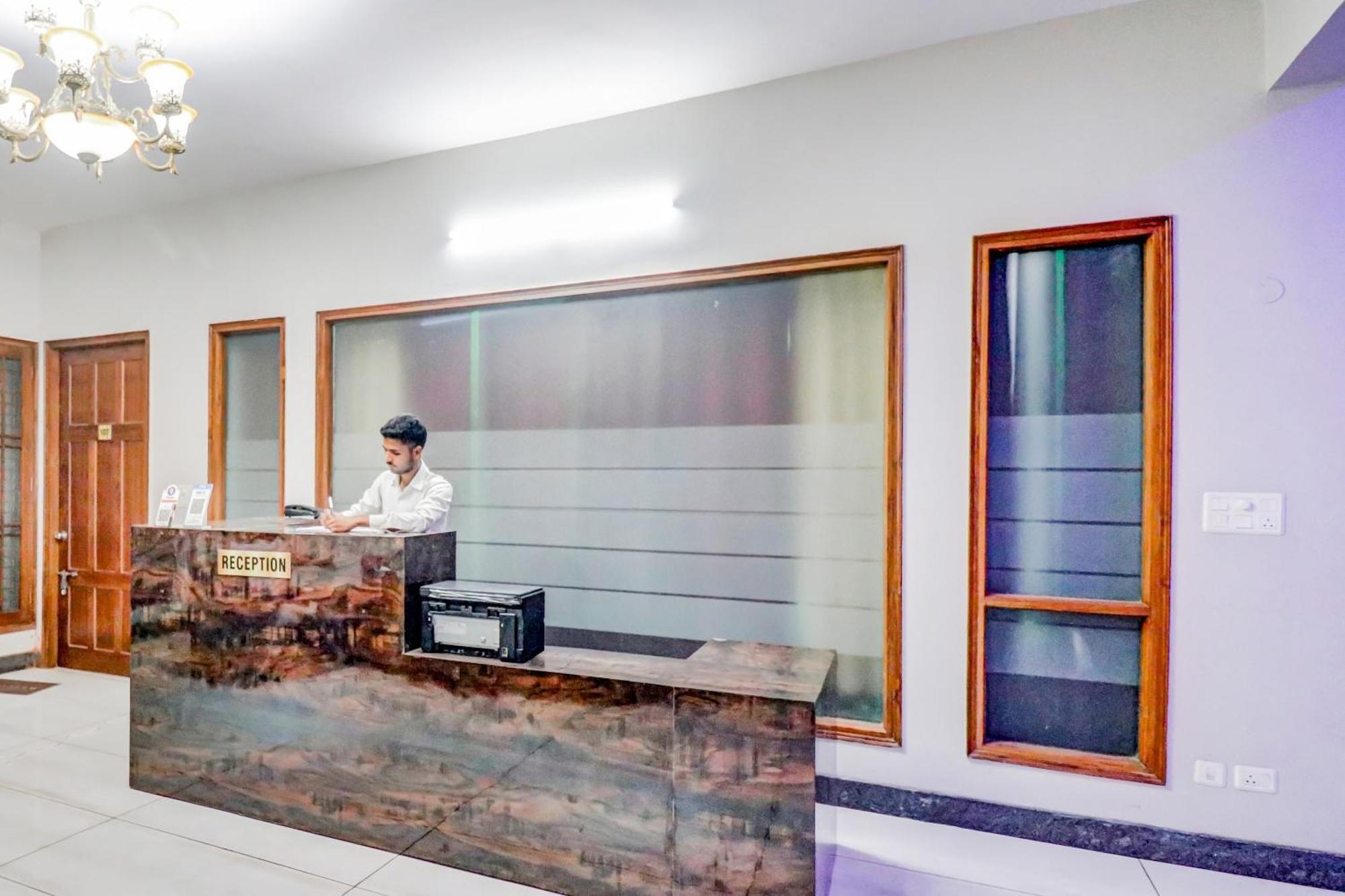 Hotel O Tokyo Chinhat Екстериор снимка